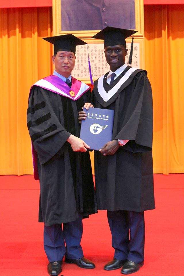 空軍官校校長張少將為外籍學生頒授畢業證書。