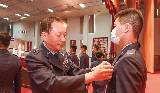 司令劉任遠上將頒授飛行胸章，勉勵精進飛訓能力。