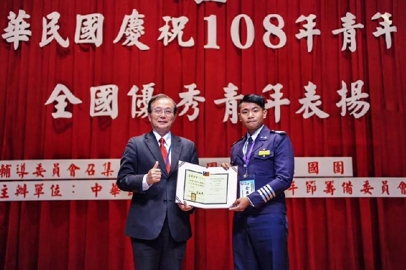 恭賀航電系四年級余振瑋獲得108年度大專優秀青年