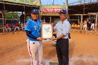 空軍官校壘球隊奪得冠軍佳績後由隊長四年級學生李宗軒圖左代表領獎