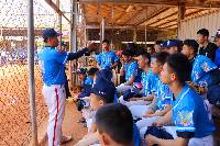 空軍官校壘球隊隊長四年級學生李宗軒於賽中對隊員實施戰術指導