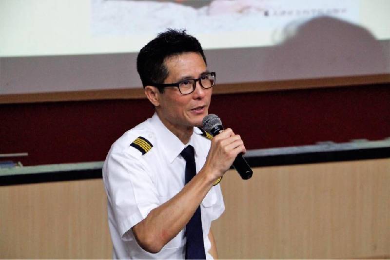 教學部邀請長榮航空訓練總機長林南雄先生蒞校發表「飛出你的未來」專題講座
